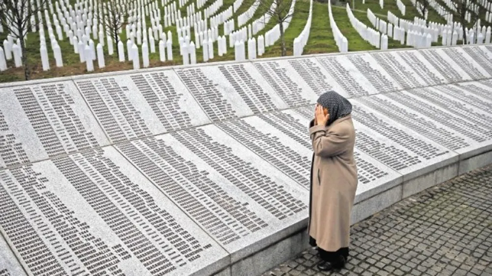 Spominski park Potočari z imeni pobitih po padcu Srebrenice. V BiH &scaron;e vedno i&scaron;čejo ostanke 10.000  ljudi.
