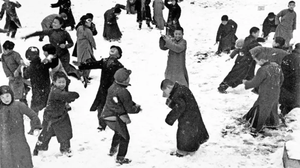 V začetku leta 1938 je Capa skupaj z nizozemskim ustvarjalcem dokumentarnih filmov Jorisom Ivensom prispel na Kitajsko, kjer je fotografiral bitko pri Taierdžuangu, potem pa je bival v Hankovu, bombardiranem mestu, kjer so nastale nekatere njegove najprodornej&scaron;e fotografije.