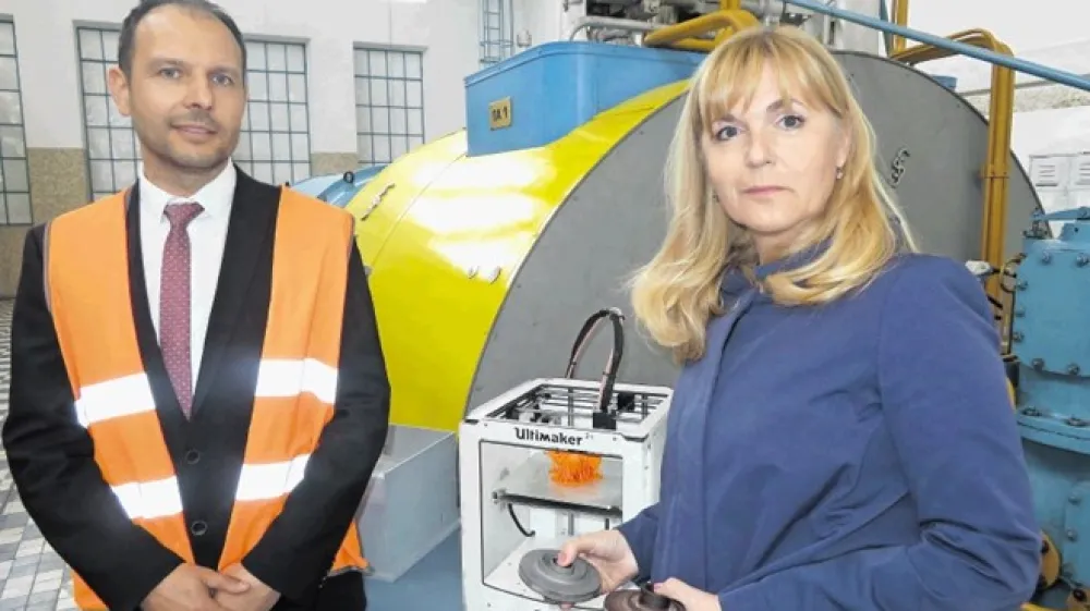 Kot je dejal ravnatelj Srednje poklicne in strokovne &scaron;ole Kr&scaron;ko Jože Pavlovič, jim bosta nova 3D-tiskalnika omogočila &scaron;e bolj&scaron;e delo na področjih, na katerih doslej niso imeli dovolj opreme. Desno Medeja Lončar iz podjetja Siemens Slovenija.