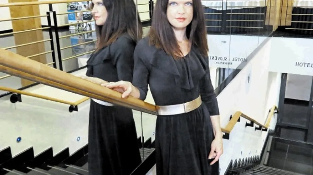 Vodenje z zgledom je ključno vodilo mag. Jelice Lazarević Lajovic, ki se  ne strinja  z večletnimi debatami, da so kadroviki pri svojem delu premalo prodorni, ker se jim ni uspelo pozicionirati v upravni odbor.