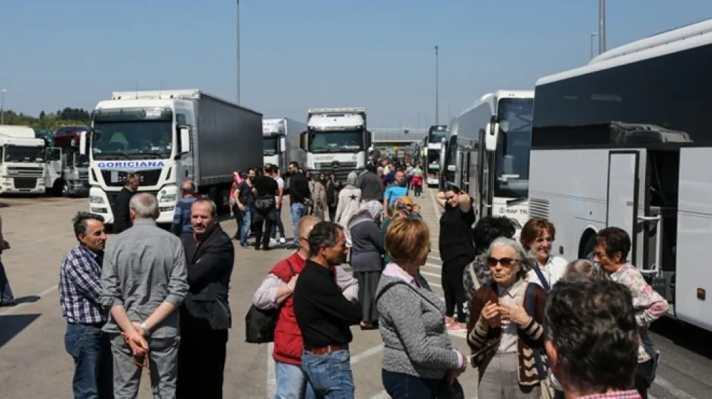 Na mejnem prehodu Obrežje je bilo v petek dopoldne za prečkanje meje treba čakati več ur. (Foto: Luka Cjuha)