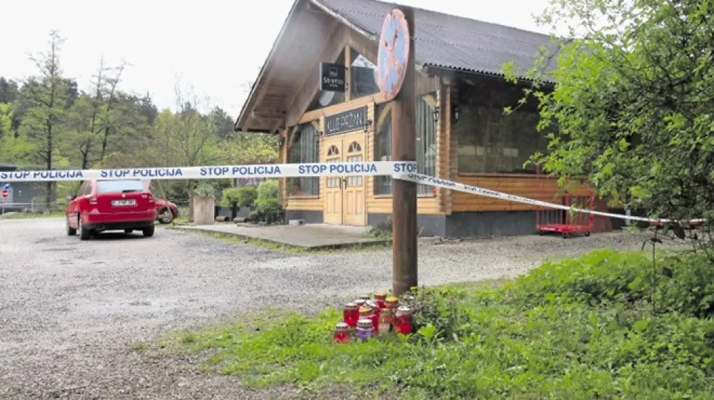 Prijatelji umorjene najemnice lounge kluba Pržan Petre K. so v spomin pokojne pred lokalom, v katerem jo je ustrelil Bojan Kajfež, včeraj prižigali sveče.