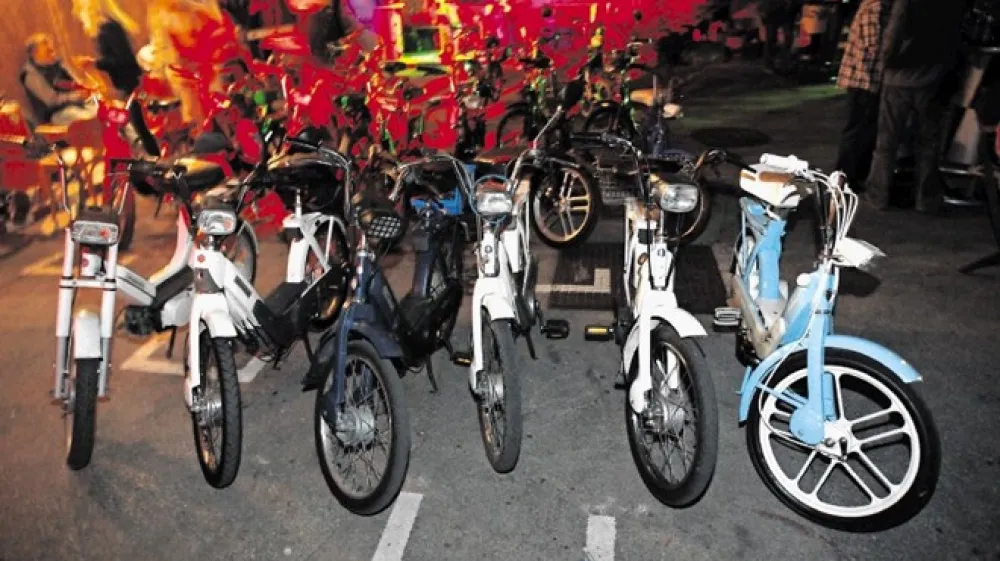 Lastniki mopedov piaggio in drugih mopedov starej&scaron;e izdelave imajo leto&scaron;njo pomlad obilico težav z registracijo, nekateri pa za nameček &scaron;e s policisti.