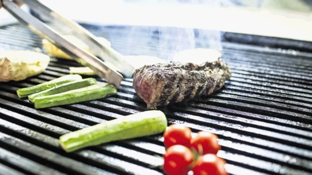 Paleolitska dieta zapoveduje uživanje mesa (tudi perutnine, rib in &scaron;koljk), jajc,  ne&scaron;krobnate oranžne, rumene in zelene zelenjave ter sadja in ore&scaron;čkov.