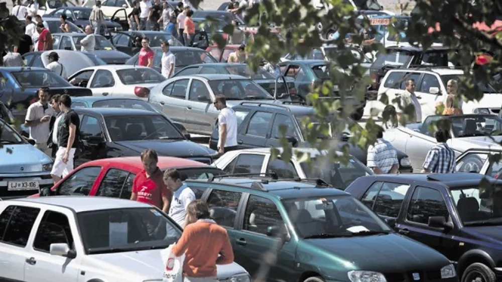 Če se boste odločili, da svoje rabljeno vozilo ponudite v odkup podjetju, ne pozabite imeti s seboj prometnega dovoljenja, homologacije, servisne knjige, rezervnih ključev, osebnega dokumenta in  bančne kartice.  Prvi pogoj pa je, da ste vi lastnik vozila.