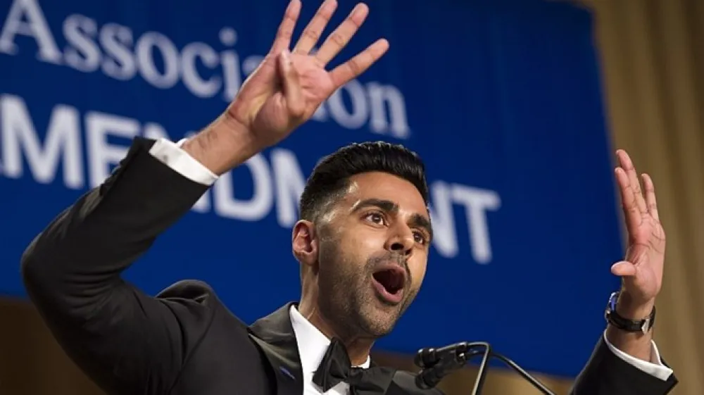 Voditelj prireditve, komik Hasan Minhaj. AP