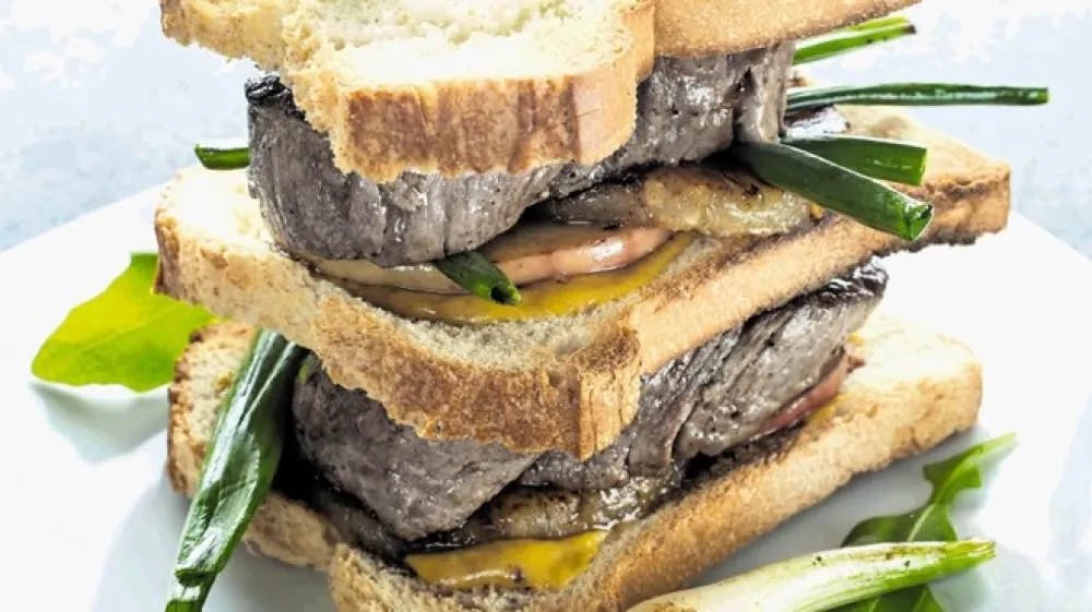 Mlada čebula z zelenjem vred se poda tudi v luksuzen klubski sendvič s srednje popečenim govejim filejem, gorčico ter popečenimi rezinami jabolka in ananasa.