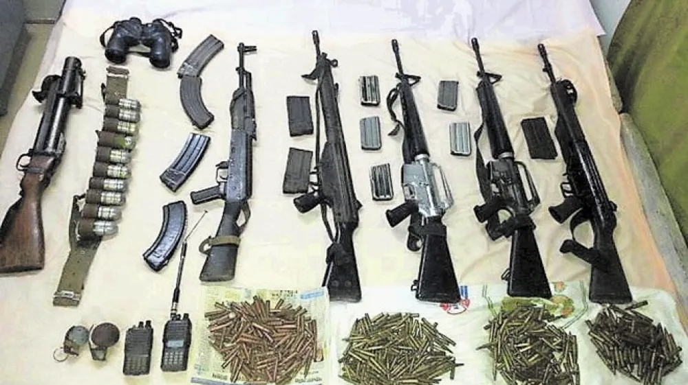 Indijski policisti so zasegli precej orožja, za katero Sobotič Mikolič trdi, da bi ga uporabljal za lov.