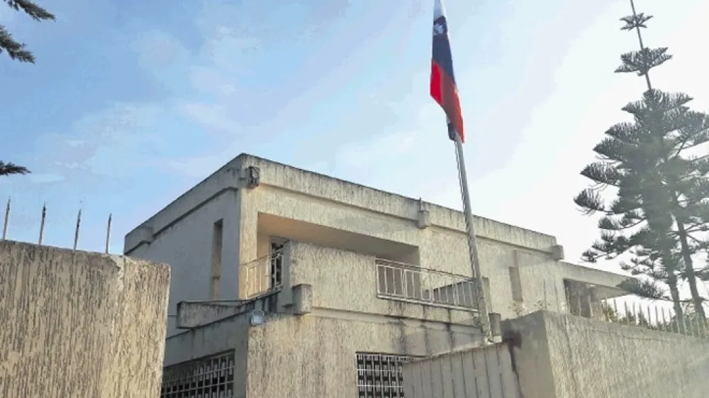 Kaj se bo zgodilo z nekdanjo stavbo veleposlani&scaron;tva SFRJ v Rabatu, ki jo je prevzela Slovenija, vlada &scaron;e ni odločila. Minister Erjavec je za letos napovedal odprtje veleposlani&scaron;tva Slovenije v Maroku, prevzeta stavba bi lahko služila kot novo veleposlani&scaron;tvo.