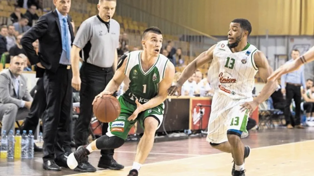 Krka in Olimpija (levo Matic Rebec, desno Brandon Jefferson) sta se v leto&scaron;nji sezoni pomerili že sedemkrat. &Scaron;tirikrat so bili bolj&scaron;i Ljubljančani, trikrat pa Novome&scaron;čani.