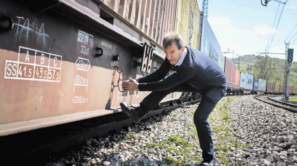 Dobrivoj Subič je moral na poti proti Kopru prisilno ustaviti, saj so delavci, ki popravljajo progo, po prometniku sporočili, da eden od vagonov zavira. Bil je  tretji pred koncem verige vagonov. Subič je nato ročno sprostil zavoro, da je lahko vlak nadaljeval pot. Luka Cjuha