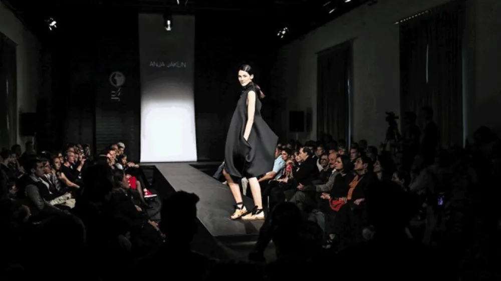 V uvodnem delu modne revije so se predstavili dijaki tretjega letnika modnega oblikovanja, potem pa je svoje kreacije v do zadnjega kotička polni Vite&scaron;ki dvorani predstavilo &scaron;e 21 dijakov četrtega letnika, ki so navdih iskali v pomenu svobode.