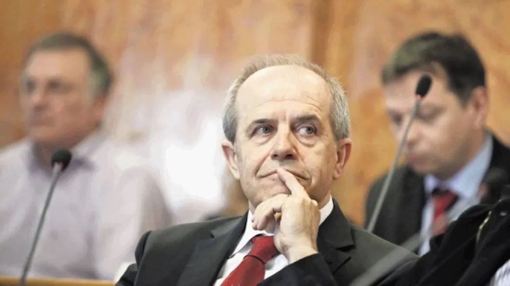 &raquo;Na univerzi bomo vztrajali pri nevračilu dodatka za stalno pripravljenost do sodne odločbe. Med drugim zato, ker se nenehno govori o protizakonitem izplačevanju, a to ni bilo sodno potrjeno,&laquo; pravi rektor Svetlik.