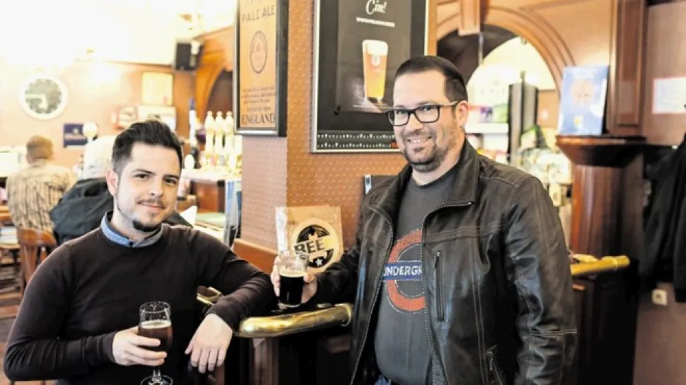 Jernej Vrečar in Luka Oblak pojasnjujeta, da se je  pravo domače pivovarstvo (homebrewing) pri nas razvilo &scaron;ele, ko so se začele odpirati prve kraft pivovarne. To je bilo pred petimi, &scaron;estimi leti.