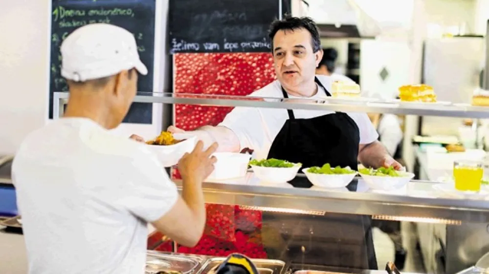 Roman Klinar je srečen, ker lahko svoje znanje in hrano deli  v ljudski kuhinji Pod strehco.