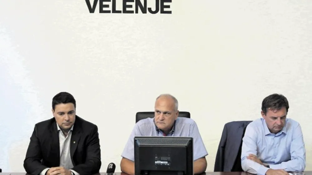 Velenjski župan Bojan Kontič (v sredini) pravi, da so pripravljeni plačati vi&scaron;jo ceno za ogrevanje, če bodo hkrati dobili od&scaron;kodnino za degradirano okolje.