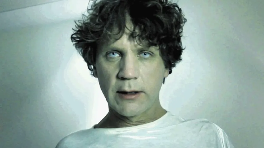 Kultni nem&scaron;ki režiser Bj&oslash;rn Melhus, znan po  eksperimentalnih filmih,  vse like odigra  sam v različnih preoblekah. Prizor iz  filma: Nenadno uničenje, 2012