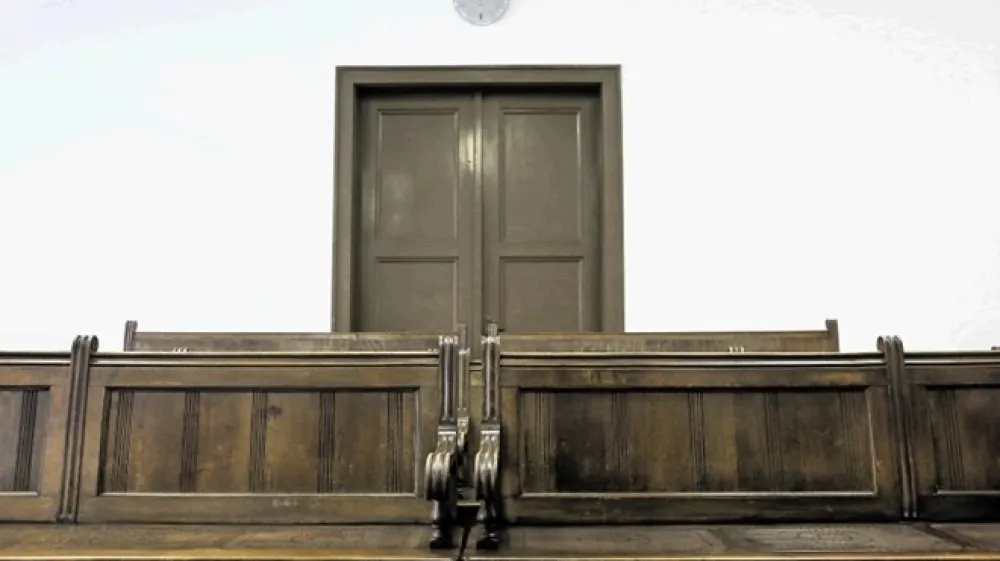 Zatožne klopi zaradi zdravni&scaron;kih opravičil največkrat ostajajo prazne na   kazenskih in preiskovalnih oddelkih okrožnih sodi&scaron;č.