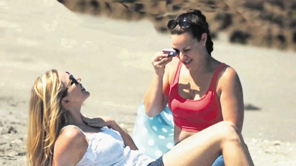 Če ste na plaži z nekom drugim, lahko pregledate drug drugega, če ste sami, pa se lahko s sunscreenrjem tudi posnamete.