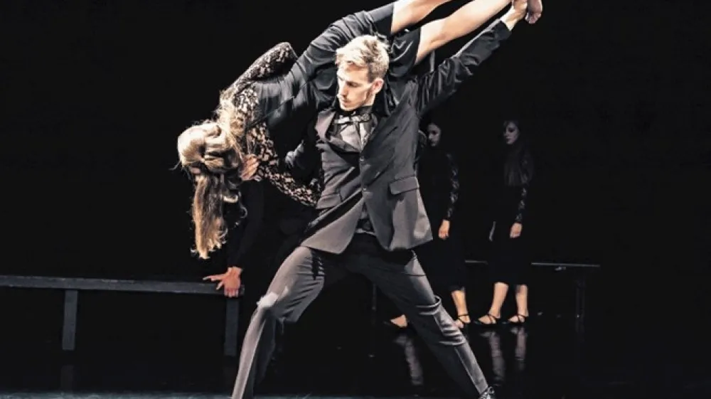 Kljub nekoliko arhaičnemu vsebinskemu zastavku Josef Nadj tudi po tridesetih letih &scaron;e vedno navdu&scaron;uje s hudomu&scaron;nimi koreografskimi re&scaron;itvami, ki so nekak&scaron;en kontrast tematiki predstave.