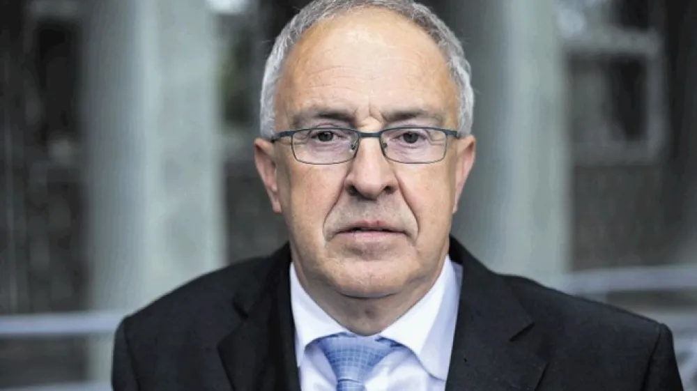 Direktor družbe Slovenski državni gozdovi Zlatko Ficko (na fotografiji desno) zahteva odpoklic dveh nadzornikov v hčerinskem podjetju Snežnik, ki jima mandat poteče oktobra 2020. Po prepričanju nadzornika na odstrelu Darjana Petriča (na fotografiji levo)  za njegov odpoklic in odpoklic Mihe Marenčeta ni nobenega razloga.