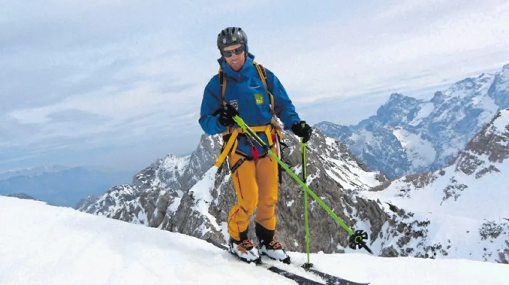 Davo Karničar bo s K2 smučal z Elanovimi zložljivimi turnimi smučmi, opremljenimi s Slatnarjevimi vezmi.