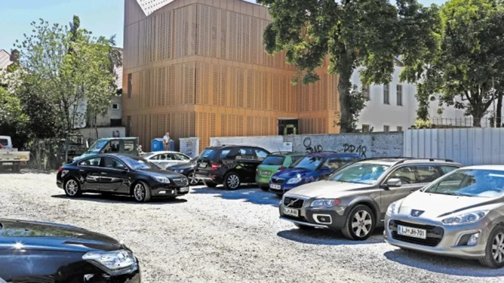 Ena trenutno najdražjih stanovanj v Ljubljani se trenutno prodajajo v Vili Soteska, v neposredni bližini bodočega &Scaron;umija. Dupleks stanovanje stane 1,2 milijona evrov.