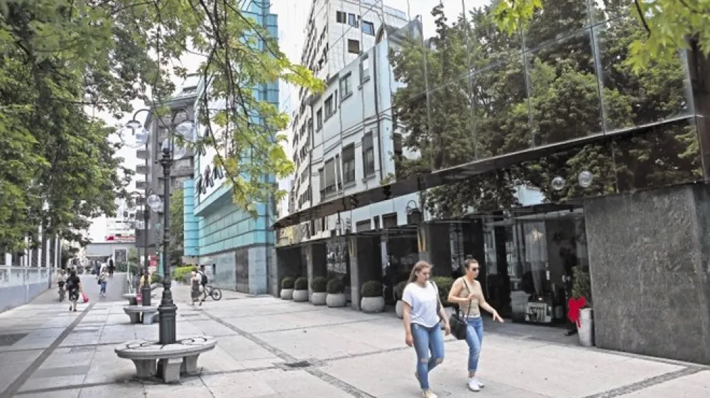 V manj&scaron;i pritlični prostor se je že naselil modni krojač, ki izdeluje obleke po italijanski tradiciji.