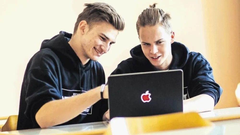 Mlada podjetni&scaron;ka upa Nik Luckman (levo) in Matic Zavadlal z Gimnazije Bežigrad s projektom Mosaic