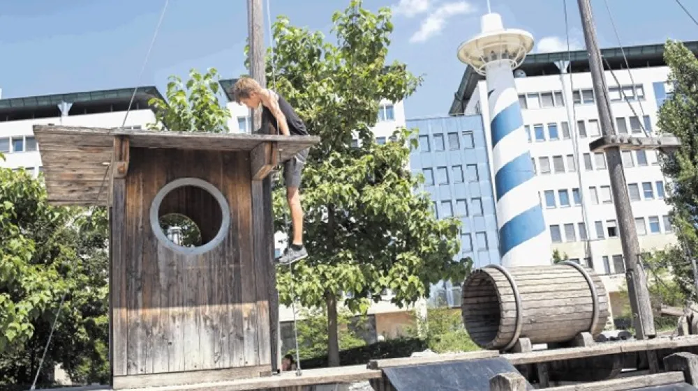 Trinajstletni Isak proste popoldneve rad preživi v družbi prijateljev v Severnem mestnem parku.