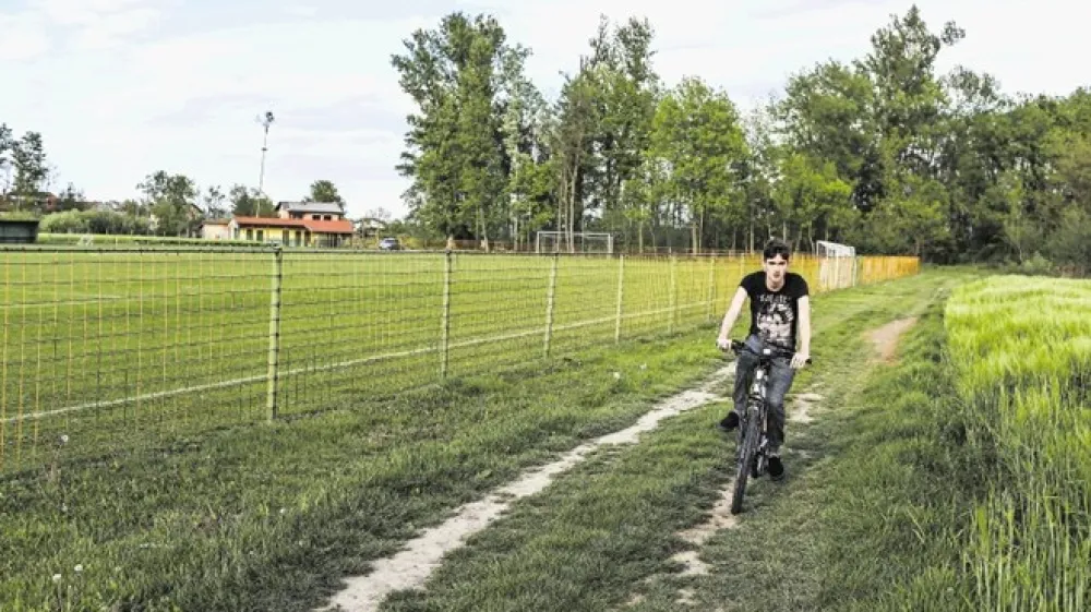NK Kapca je uradno na hrva&scaron;kem katastrskem ozemlju, a  njegovi igralci so Slovenci in nastopajo v občinskih ligah v Sloveniji.