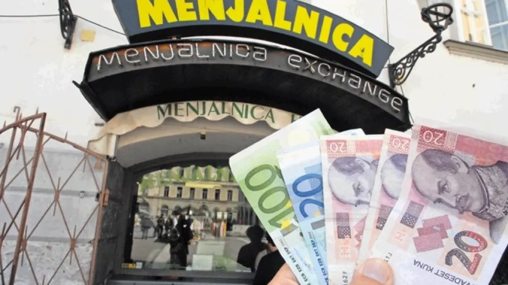 Stro&scaron;ek  dviga kun z debetno kartico visa v skladu s cenikom storitev Nove KBM zna&scaron;a 2,75 evra. Dvig s kartico osebnega računa BA maestro zna&scaron;a 1,03 odstotka  zneska dviga, najmanj 2,5 evra, največ  23 evrov. Dvig z NLB plačilno kartico mastercard in visa zna&scaron;a pet odstotkov zneska dviga, najmanj pa 14 evrov.