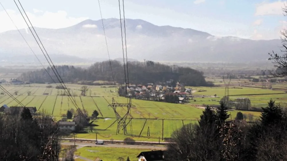 Čeprav je v osnutku &scaron;tudije različic daljnovoda med Beričevim in Divačo kot sprejemljivej&scaron;a navedena severna trasa, prebivalci ob južni trasi niso pomirjeni. Skrbi jih morebitna sprememba zakonodaje, ki bi južno traso (na fotografiji območje občine Ig)  naredila bolj sprejemljivo.