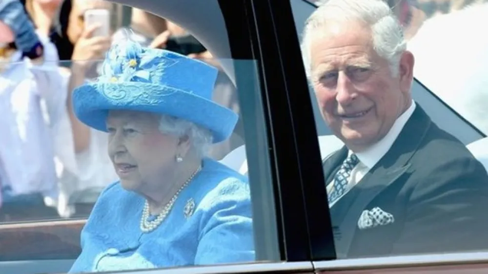 Kraljica Elizabeta ll. ob princu Charlesu na poti na prireditev ob uradnem začetku parlamentarnega leta