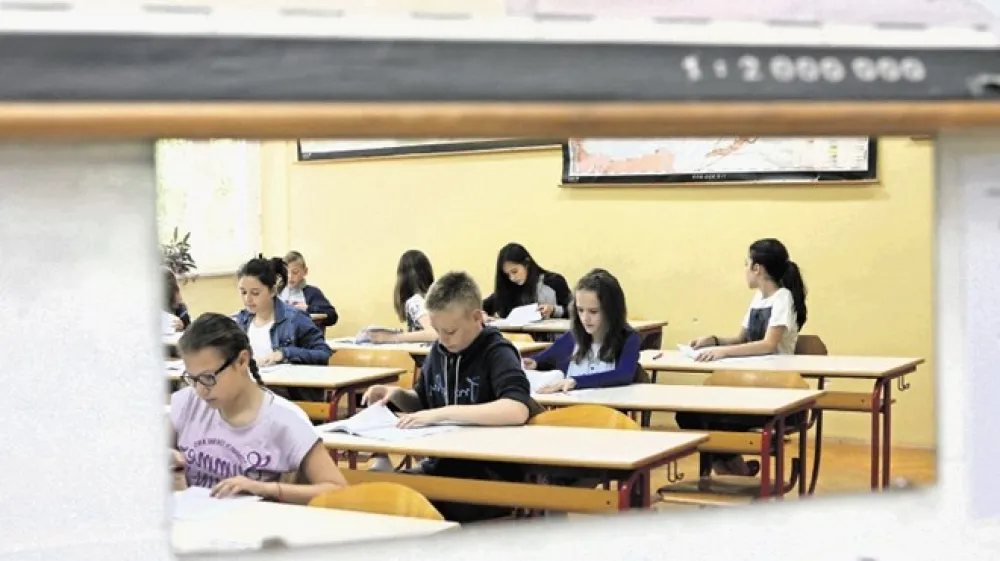 Na povprečni &scaron;oli s po dvema oddelkoma na razred  bodo  tudi v prihodnje v 4., 5. in 6. razredu skupaj sedeli otroci iz &scaron;estih oddelkov, če se bodo hoteli učiti drugega tujega jezika v okviru NIP.