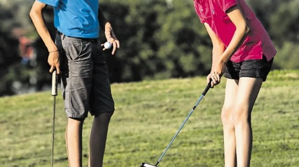Mlada golfista Kristjan Burkelca in Pia Babnik