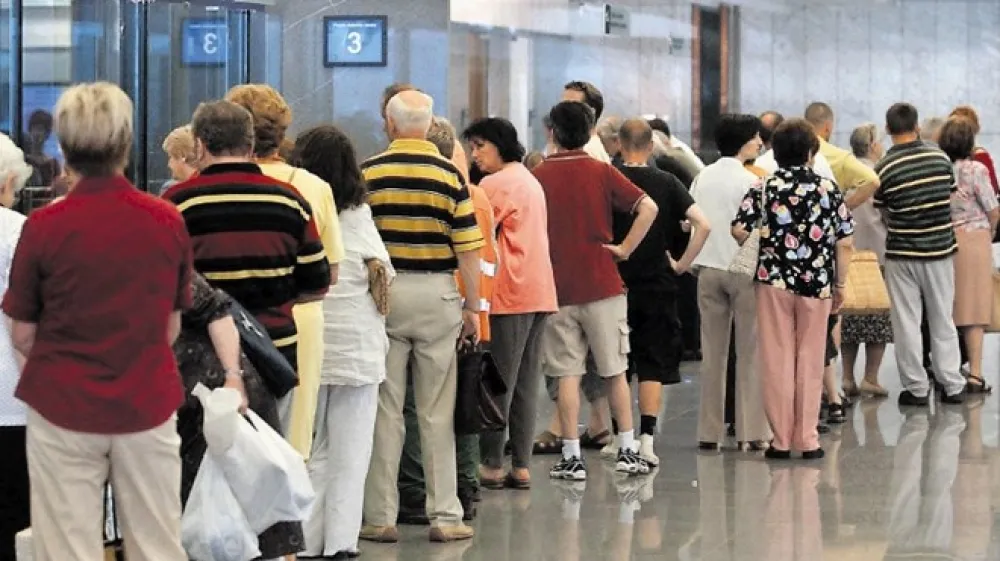 Pri plačilu položnic z gotovino pri okencu boste plačali ne le vi&scaron;jo provizijo, zahtevali bodo &scaron;e va&scaron;e osebne podatke. Če poslujete elektronsko, se lahko temu  izognete.