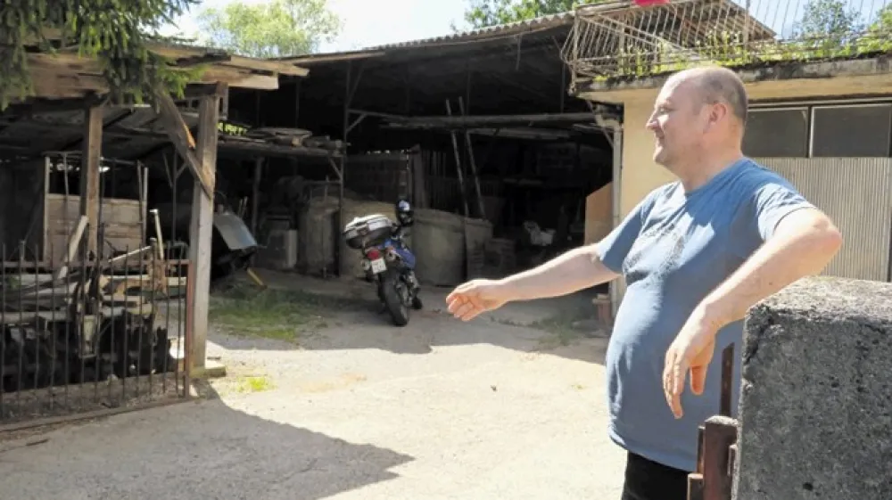 &raquo;Meja poteka tukaj čez dvori&scaron;če, stričeva hi&scaron;a je na slovenski strani, gospodarsko poslopje že na hrva&scaron;ki. Toda nič hudega, zaradi tega nikoli ni bilo nobenih težav,&laquo; pravi Boris Žlogar.