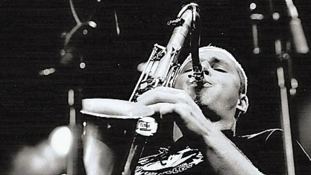 Na nož, aerobno in organsko s po&scaron;teno mero potu in sline se je stvari lotil madžarski saksofonist Akosh Szelev&eacute;nyi z mladim francoskim pihalcem Gabrielom Lemariejem in energično ritem sekcijo.