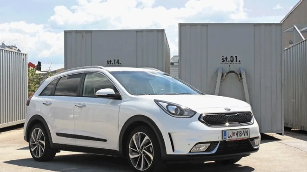 Kia niro (zgoraj) in toyota CH-R