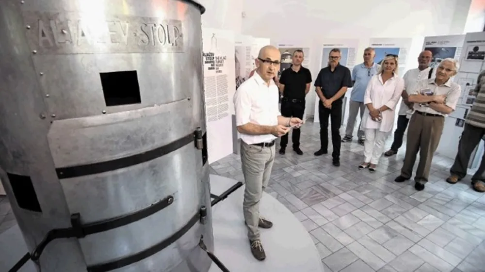 Zavod za varstvo kulturne dediščine Slovenije bo predvidoma prihodnje leto v Ljubljani saniral  Aljažev stolp. Po temeljiti prenovi ga bodo vrnili na njegovo staro mesto, zagotavlja generalni direktor zavoda Jernej Hudolin.