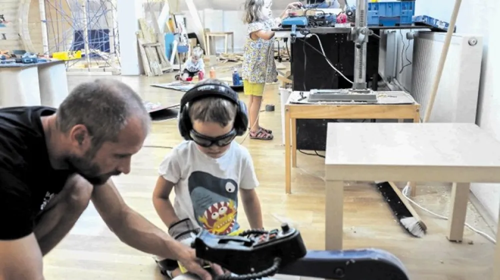 Mojster Sime, kot kličejo Simona Gantarja, vsakemu malemu mojstru z veseljem priskoči na pomoč.