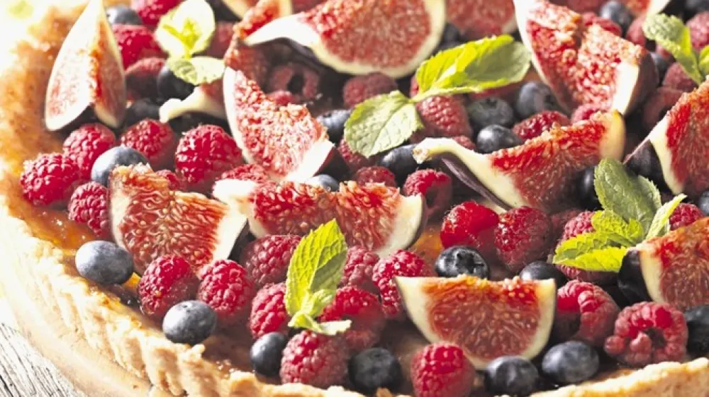 Pečeno krhko testo za pito lahko obložimo tudi s surovimi figami in jagodičevjem.