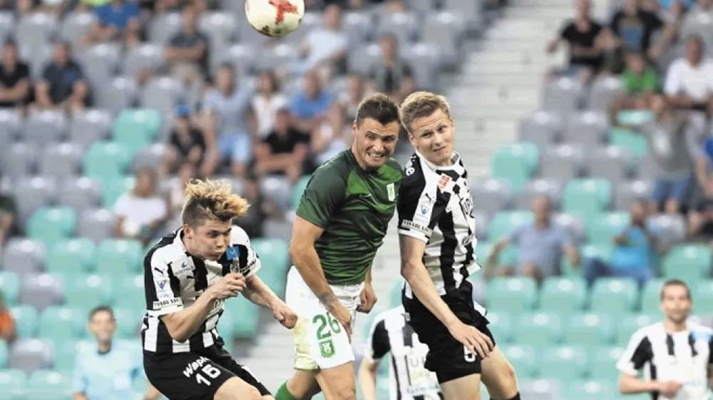 Leon Benko (v zelenem dresu) je bil med pripravami na novo  sezono neopazen v napadu Olimpije.