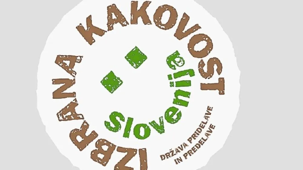 Dva zelo podobna znaka za posebno kakovostna živila, le da je  lahko v  tistih, ki imajo pripis Slovenija, zgolj slovenska surovina, v drugih pa tudi uvožena.