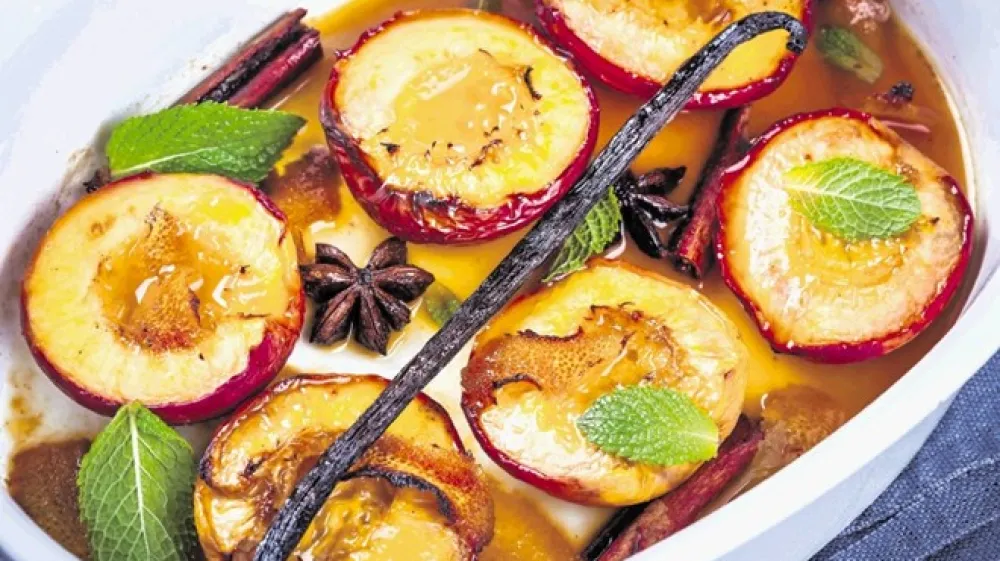 Odlične so tudi pečene breskve s sladkorjem, cimetom, vaniljo, zvezdastim janežem in lističi poprove mete.