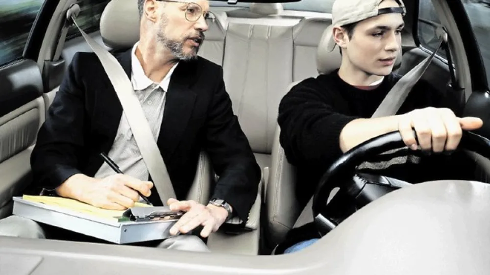 Učitelj vožnje ima veliko odgovornost, saj sooblikuje bodočega voznika. Zato se mora ves čas dodatno usposabljati, da obnavlja in dopolnjuje svoje znanje.