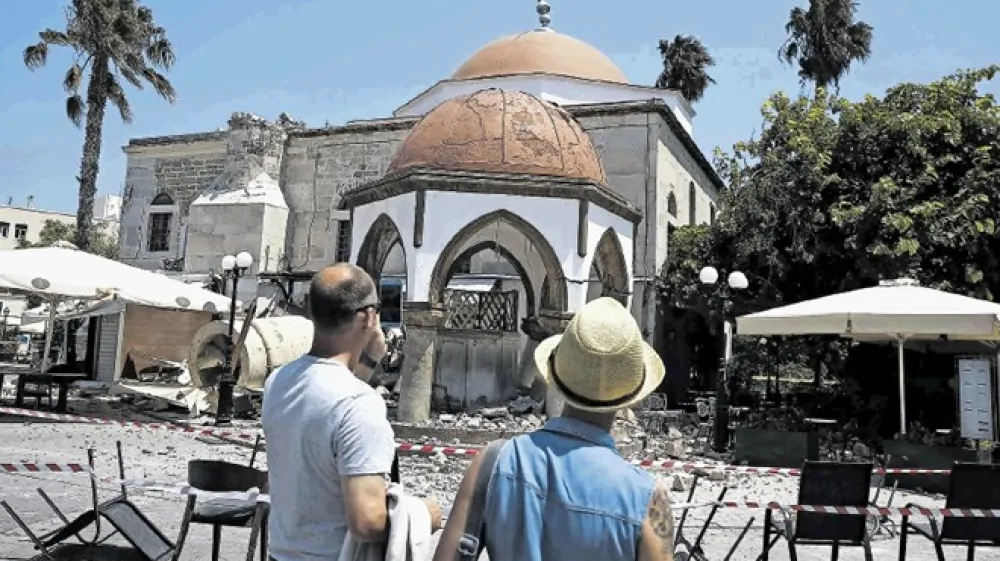 Najbolj po&scaron;kodovan je stari del mesta Kos, tudi mo&scaron;eja  Ottoman-era Defterdar.