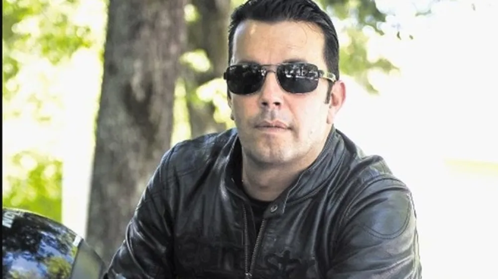 &raquo;Spomnim se, da sva se neko popoldne dobila s Sa&scaron;o Lo&scaron;ićem, ki je za Bežigrad pri&scaron;el s steklenico belega vina. Takrat sva omenjeni komad na hitro spravila skupaj,&laquo; se Rok Ferengja spominja hita Jagode in čokolada, ki je star že 20 let.