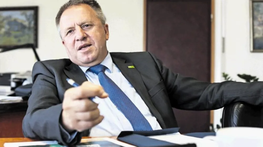 Gospodarski minister Zdravko Počival&scaron;ek je dejal, da so bili ob njegovem prevzemu ministrstva na področju razpisov oziroma finančnih pomoči za podjetja slabo organizirani.